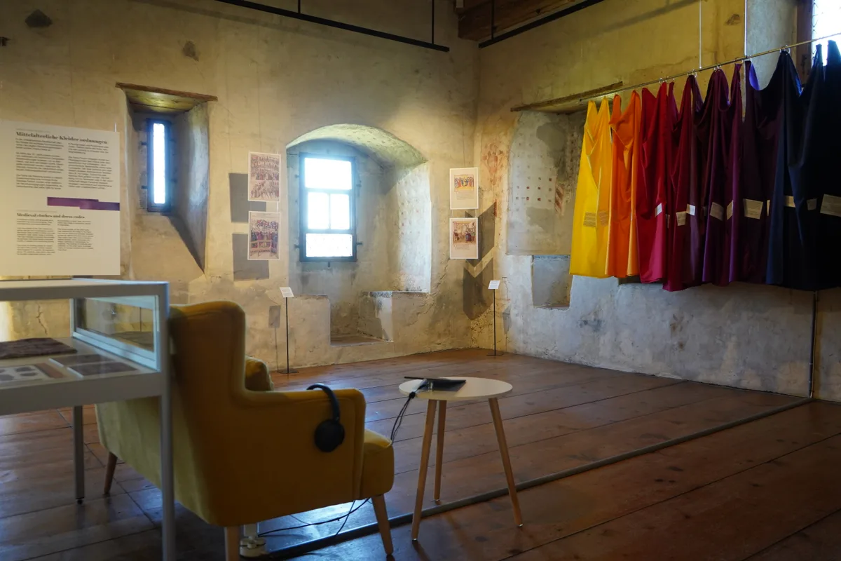 Ein alter Saal in einem Ritterhaus, der mit moderner Technik zum Ausstellungsort umfunktioniert wurde.